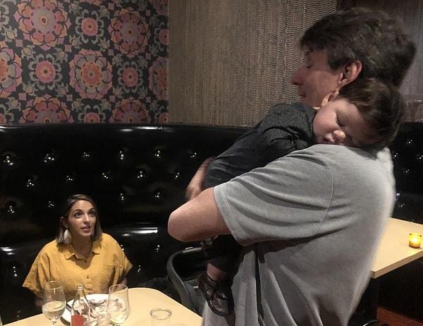 8. "Bu adam bir restoranda yemek yiyen çiftin, ağlayan bebeğini sakinleştirdi ve çift yemek yiyebilsin diye bebekle ilgilendi."