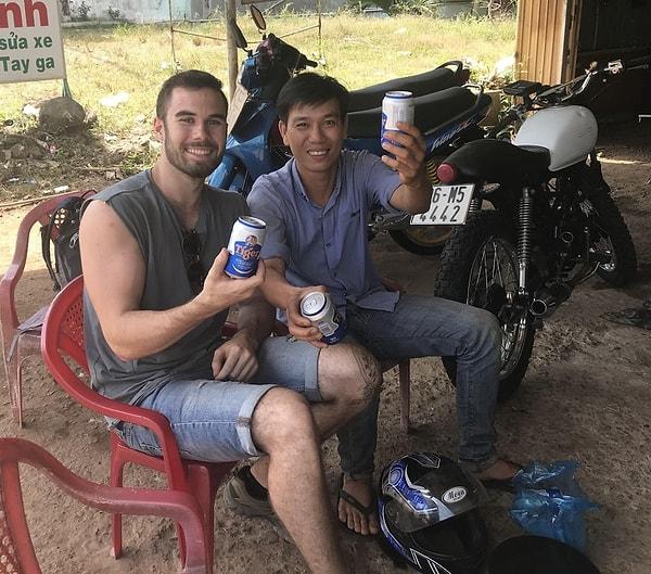 11. "Abimle birlikte Vietnam'da seyahat ediyorduk. Motosikletimiz bozulunca bu adam bizi kendi motoruyla tamirciye kadar 5 km'den fazla çekti."