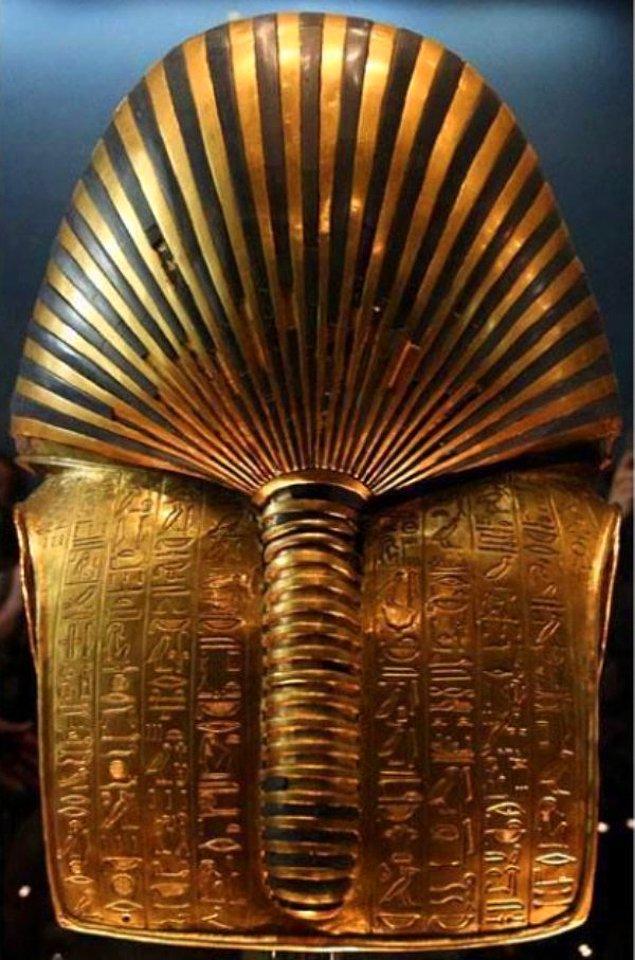 3. Tutankhamun maskesinin arkadan görüntüsü.