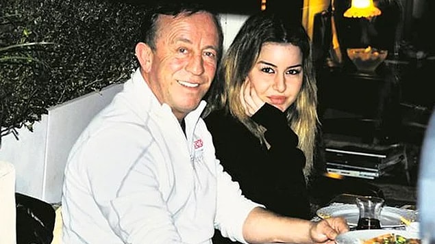 11. Ali Ağaoğlu'nun eski sevgilisi Hazal Mesudiyeli, tuvaleti kullanmasına izin vermeyen komşusunun paspasına işemiş!