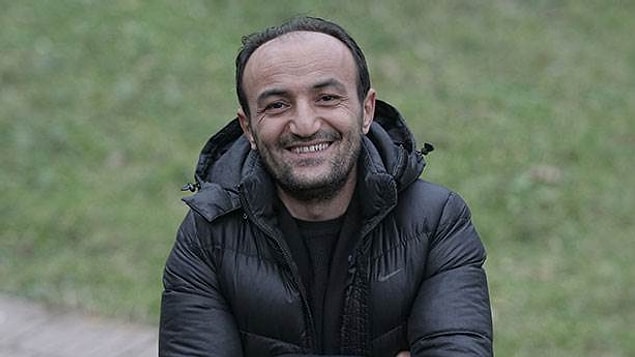 Yılmaz Erdoğan, Ersin'in düşündüğünün aksine gayet büyük bir ilgiyle karşılıyor kendisini. Ersin durumunu anlatıyor, "Gel bizde tekniker olarak işe başla" diyor Yılmaz Erdoğan da. Hemen kabul ediyor tabii.