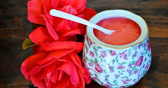 Gül Reçeli Tarifi: Tadına ve Kokusuna Bayılacağınız, Kahvaltı Sofralarının Vazgeçilmezi Olan Gül Reçeli Nasıl Yapılır?