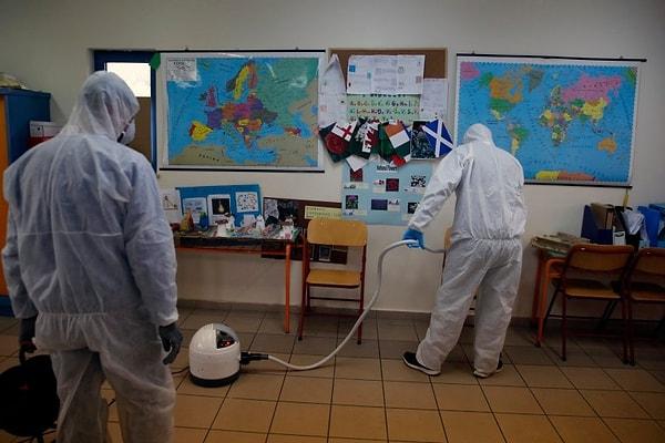 Yunanistan'da dezenfeksiyon çalışmaları ve sağlık önlemleri devam ederken eğitime 14 gün süreyle ara verileceği belirtildi.