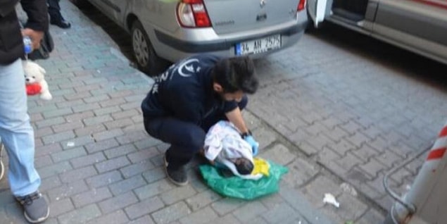 Minik bebek Avcılar, Merkez Mahallesi Talimhane Sokak'ta bir çöp konteynerinin içinde bulundu.