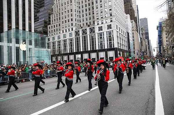 New York'ta her yıl yaklaşık 2 milyon kişinin katıldığı Aziz Patrik Günü Yürüyüşü de koronavirüs nedeniyle ilk kez ertelendi.