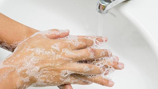 Kadınlarda el yıkama oranı salgın öncesi ve sonrası erkeklerden daha yüksek. Kadınlarda ellerini salgın öncesi 3-6 defa yıkayan oranı %62'lerdeyken erkeklerde bu oran %33lerde.
