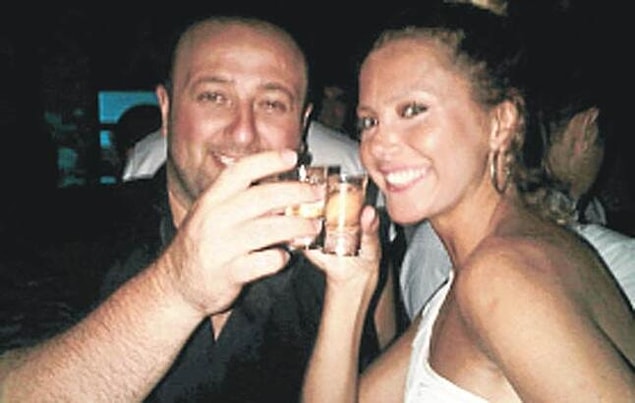 2010 yılına geldiğimizde ise Ece Erken, bu kez Erdal Acar'ın kardeşi Erdinç Acar'la flört etmeye başlamıştı. Erdinç Bey, 2006 yılında evlendiği Hande Hanım'dan henüz birkaç ay önce boşanmıştı.