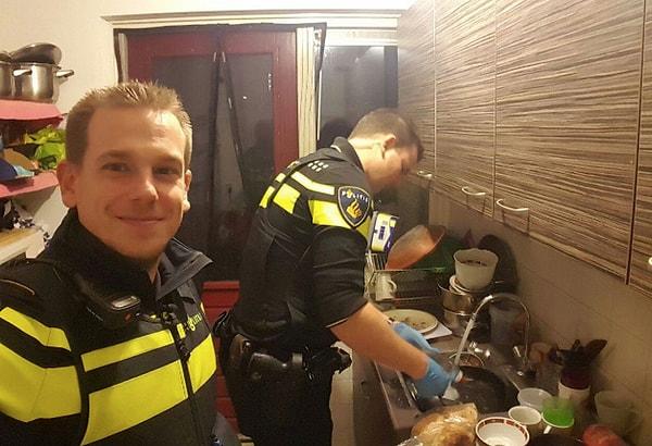 3. "Anneleri hastaneye kaldırılan çocukların bulaşıklarını yıkayan Hollandalı polis görevlileri."