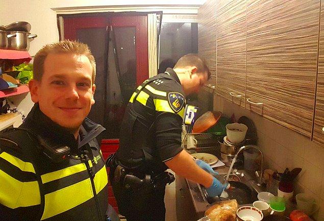 3. "Anneleri hastaneye kaldırılan çocukların bulaşıklarını yıkayan Hollandalı polis görevlileri."