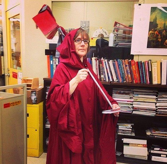 19. "Her yıl kütüphanecimiz geciktirdiğimiz kitapları bu kostümü giyerek topluyor."