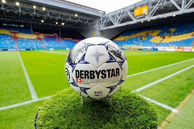 39. Hollanda Futbol Federasyonu, Eredivisie ve 1. Lig'e 31 Mart tarihine kadar ara verildiğini açıkladı.