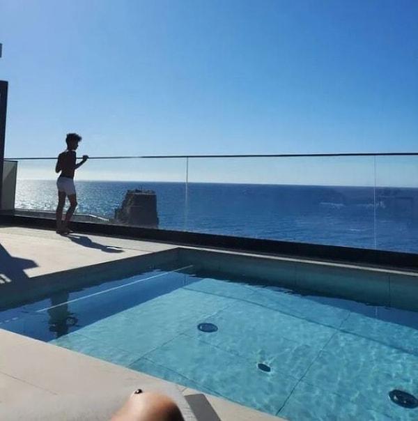 Ve evlerinin en üst katında bulunan okyanus manzaralı havuzda keyif yapan Cristiano Ronaldo'nun en büyük oğlu...