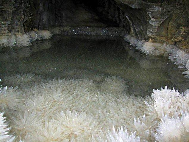 16. Yeni Zelanda'daki mağara havuzu, içerisi kristallerle dolu...