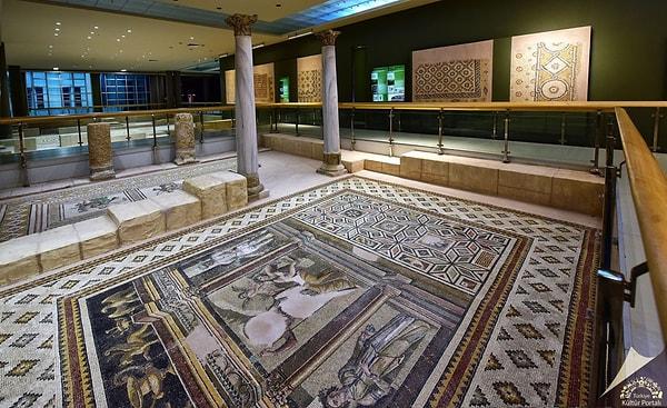 2. Hatay'ın kaç medeniyete ev sahipliği yaptığını ve nasıl bir kültür mirasına sahip olduğunu anlatmaya gerek yok. Dünyanın en iyi mozaik ve arkeoloji müzelerinden biri olan Hatay Arkeoloji Müzesi'ni ziyaret etmeden dönmeyin.