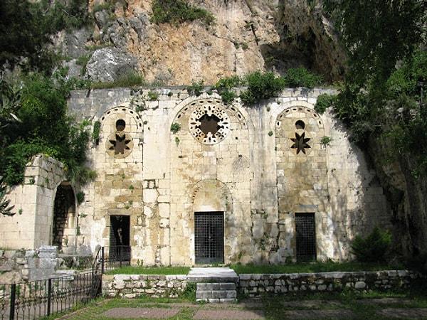 7. Hristiyanlığın sıfır noktası Saint Pierre Kilisesi'ne kesinlikle gidin. Mağaranın içine gömülmüş, küçük ama her şeyin başlangıcına tanıklık etmiş bir kilise.
