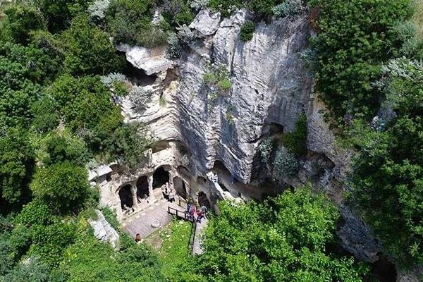 BONUS: Araba kiralayıp Samandağ'a gitmek de güzel bir seçenek. Böylece Titus Tüneli'ni, Beşikli Mağara'yı, Vakıflı Ermeni Köyü'nü ve Musa Ağacı'nı da görebilirsiniz.