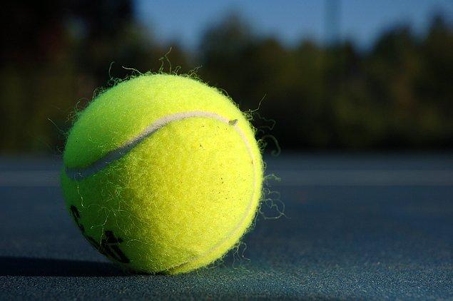 1. Tenis topları bir zamanlar beyazdı. Daha sonra insanlar televizyonda topu daha kolay takip edebilsin diye sarı olarak üretilmeye başlandılar.