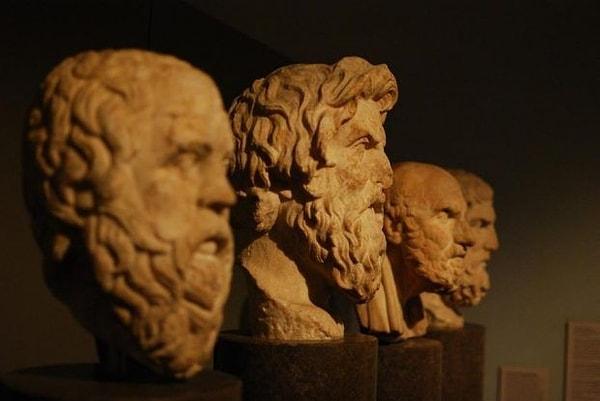 14. Antik Roma'da filozoflar takip ettikleri ekolü belli etmek için sakallarını belli şekillere sokarlardı.