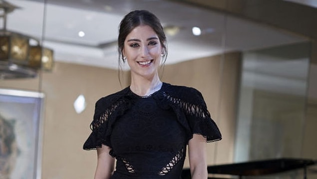 2. Hazal Kaya, “Türkiye’de de dünyada da erkek oyunculara kadın oyunculardan fazla ödeme yapılıyor. Ama benim partnerlerim benden çok kazanmıyor... Söke söke o eşitliği aldım!" dedi.