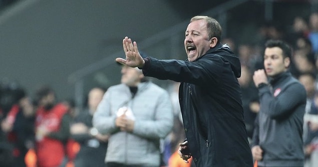 Sergen Yalçın, Beşiktaş'ın başında ilk kez bir derbide kulübede yer alacak.