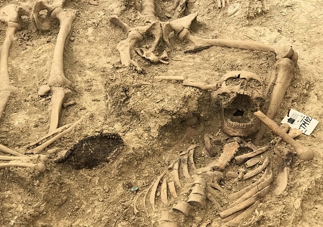 Çalışmalarda çok kısa süre sonra savaş kıyafetleriyle gömülmüş şehit mezarları bulunmaya başlandı.