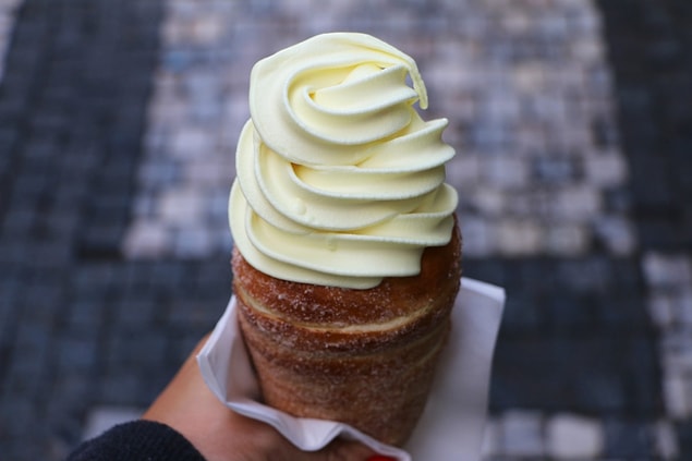 Yolu Prag’a düşenler Tredelnik yemeden dönmüyor. Bu yerel lezzet tüm Avrupa’da biliniyor. Trdelnik, şeker kaplı çıtır hamurun krema ya da çikolatayla birleşiminden oluşan bir çeşit şiş keki olarak tarif ediliyor.