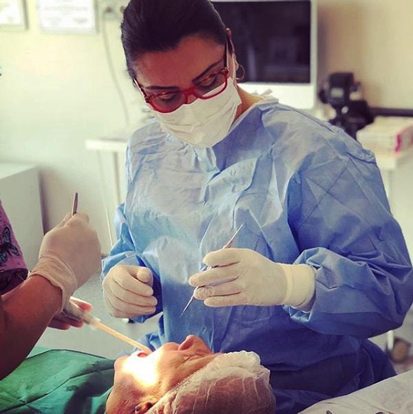 Sosyal medyanın gündeminde bu sefer Diş Hekimi Aslı Ercanlı var. Kendisinin Kanal D haber için verdiği röportajda Koronavirüsden korunmak için gargara, ağız bakımı gibi tavsiyeler var.