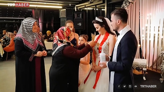 Gelin ve Damat Davetlileri Dezenfektanla Karşıladı: 'Öpüşme, Tokalaşma Olmazsa İyi Olur'