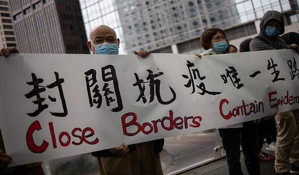 "Alınan önlemler arasında, Pekin ile araya sert bir mesafe konulması da vardı. Sağlık çalışanları yarı-özerk bölgenin Çin ile sınırlarını kapatmasını talep ederek greve gitti. Hükumet maske fiyatlarının artışını engelledi."