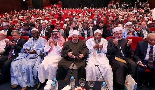 İslam coğrafyasında yer alan ülkelerin bulunduğu Dünya İslam Alimleri Birliği de koronavirüs ve toplu bir şekilde icra edilen ibadetler hakkında açıklama yaptı.
