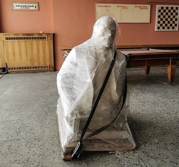 Завернутый памятник Ленину