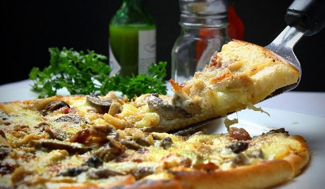 12. Pizzayı, pizzacıda değil de her şeyin olduğu restoranlarda yiyorsanız dikkatli olun. Her zaman fazla ıslak ya da yanmış olurlar çünkü pizza fırınında pişirilmezler.