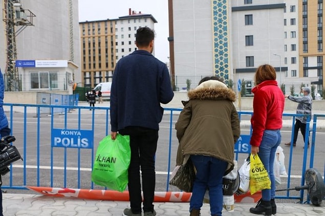 Vatandaşlar, burada hazır bekleyen otobüslere alındı. Otobüsler polis ekipleri eşliğinde, vatandaşların 14 günlük gözlem sürecini geçirecekleri öğrenci yurtlarına geldi.