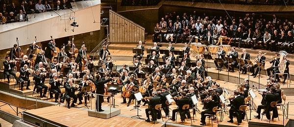 1. Normalde ücretli olan Berlin Filarmoni Orkestrası'nı bu dönemde ücretsiz olarak izleyebilrisiniz. Hem de tüm konserlerini.