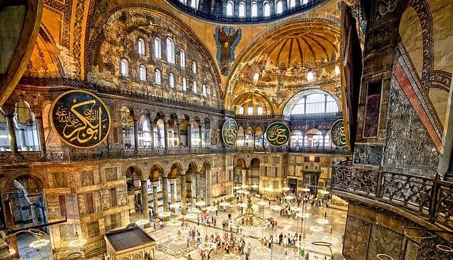 4. Belki daha önce gezdiniz ama daha detaylı, her noktasına odaklanarak Ayasofya Müzesi'ni online olarak gezmeyi takviminiz dahil edin.