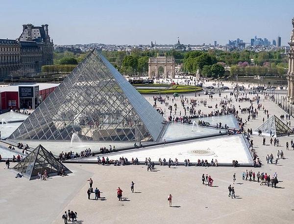 10. Louvre Müzesi'ni en az bir kez gezmek gerek. Neden online olarak bunu yapmayalım?