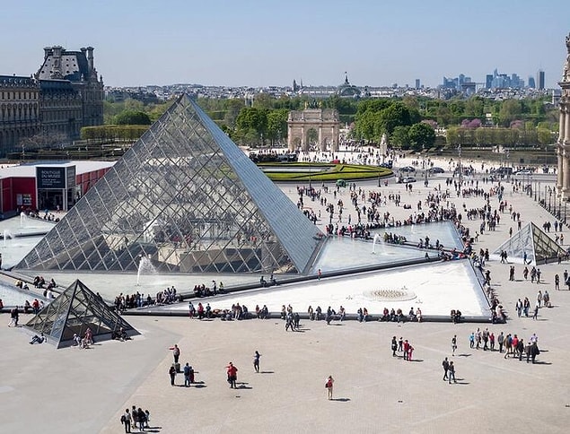 10. Louvre Müzesi'ni en az bir kez gezmek gerek. Neden online olarak bunu yapmayalım?