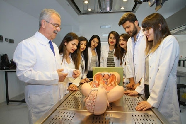 Tıp fakültelerinde yıllık izinler durduruldu