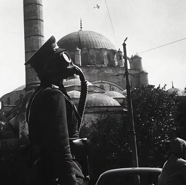 7. Film seti değil, olası bir tehlikede kimyasal silahlara karşı yapılan tatbikattan bir kare, İstanbul, 1939.