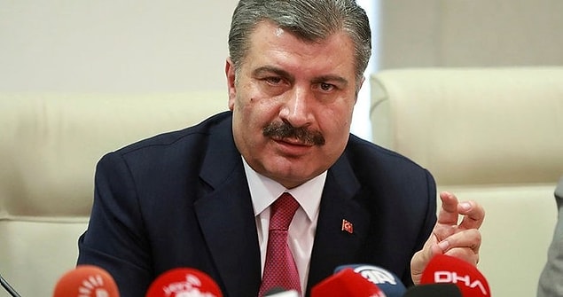 Sağlık Bakanı Dr. Fahrettin Koca ise her gün bilgi paylaşımı yaparak ve gerekli önlemleri hızla alarak takdir topluyor.