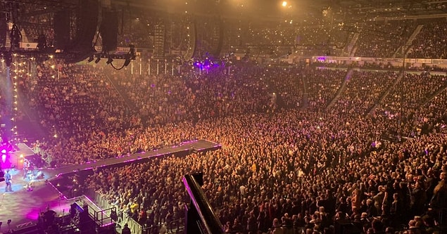 Galler'in başkenti Cardiff'de binlerce kişi Koronavirüs salgınına aldırış etmeden rock grubu Stereophonic konserine akın etti...