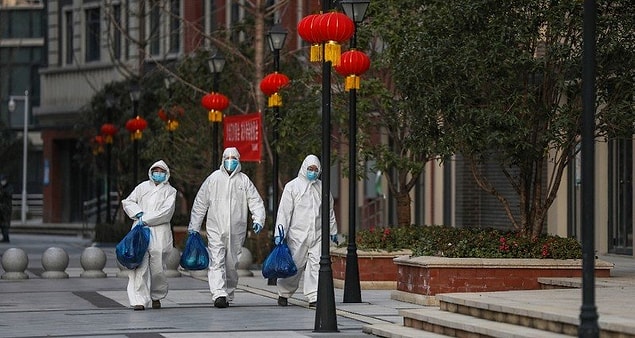 En başa dönüyoruz: 2019'un Aralık ayının son günlerinden Çin'in Wuhan kentinde yaşayan 49 yaşındaki balık satıcısı bir kadın zatürre belirtileriyle hasteneye kaldırıldı.