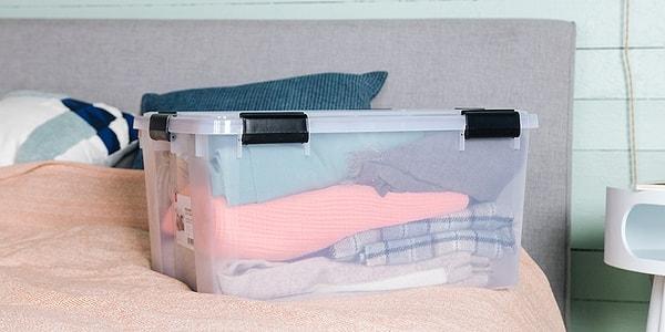 2. Kıyafetlerinizi mutlaka kapalı dolapta ya da kutularda, düzenli şekilde saklayın.