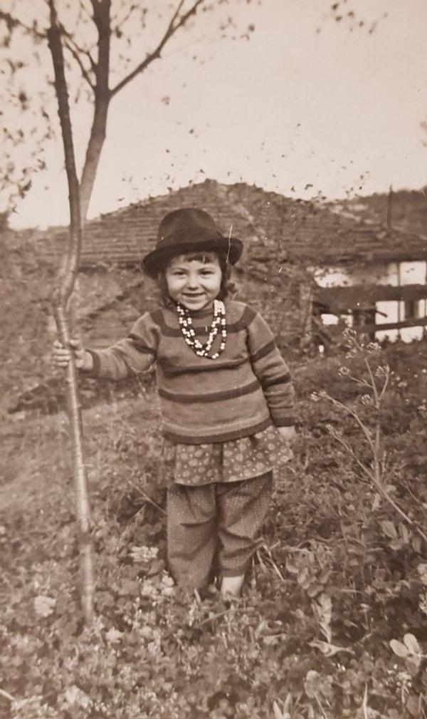 10. Kendi diktiği ağaçla poz veren küçük bir kız çocuğu, Sakarya, 1965.