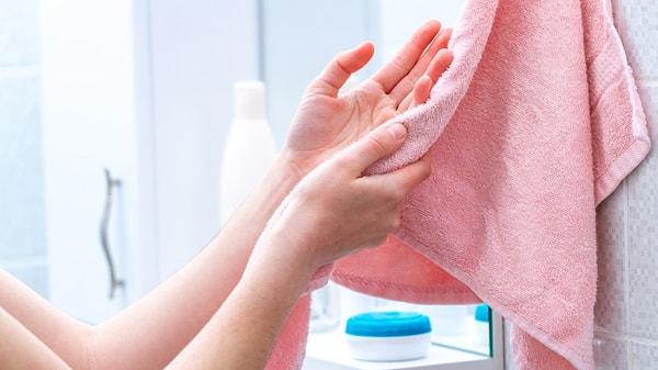 4. Ellerinizi yıkadıktan sonra iyice kurulayın, ıslak bırakmayın.