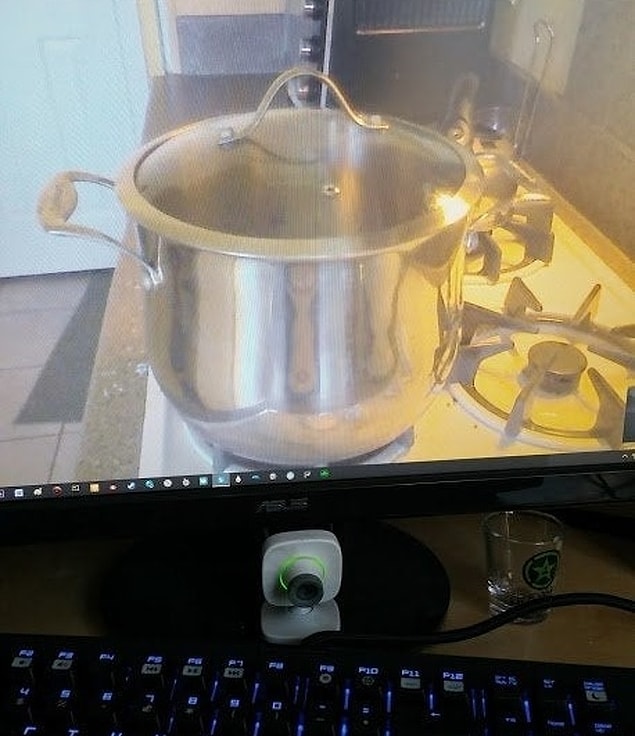11. Ocaktaki suyun kaynayıp kaynamadığını anlamak için Skype açan kişi...