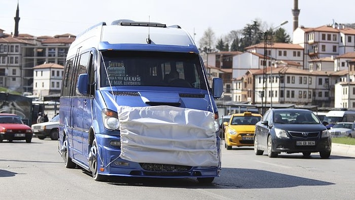 Ankara'da Koronaya Dikkat Çekmek İsteyen Dolmuş Şoförü Aracına Maske Taktı