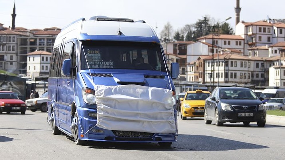 Ankara'da Koronaya Dikkat Çekmek İsteyen Dolmuş Şoförü Aracına Maske Taktı