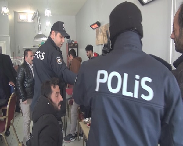 Polis ekipleri , ilçe genelindeki iş yerlerini denetleyerek, genelgeye uygun hareket edip etmediklerini kontrol etti.