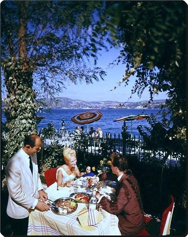 18. Yeniköy'de öğle yemeği, İstanbul, 1961.